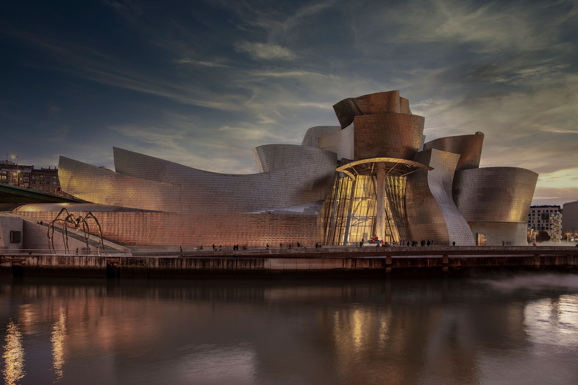 AR Zumtobel Guggenheim Bilbao 01 Outside Dusk 001