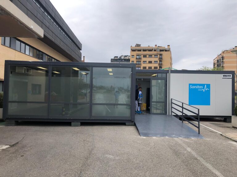 Noticias 20 Algeco exterior hospital