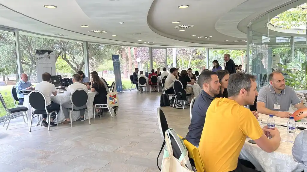 mesas_Networking_Arquitectura_e_Interiorismo_Alicante_11_Junio_2024_Grupo_Vía