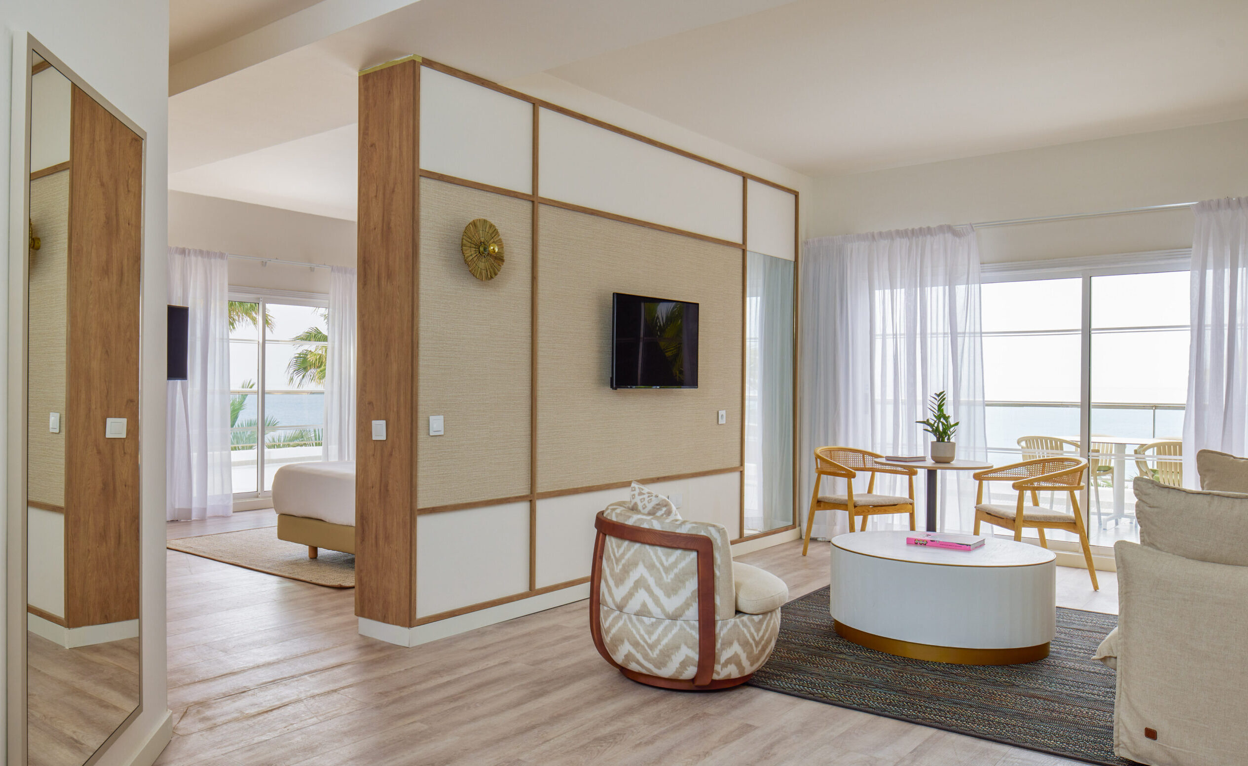 REQUENA Y PLAZA transforma el Hotel MELIÁ La Palma en un símbolo de renacimiento y modernidad 1 MeliaLaPalma The Level Suite Frontal Sea View scaled
