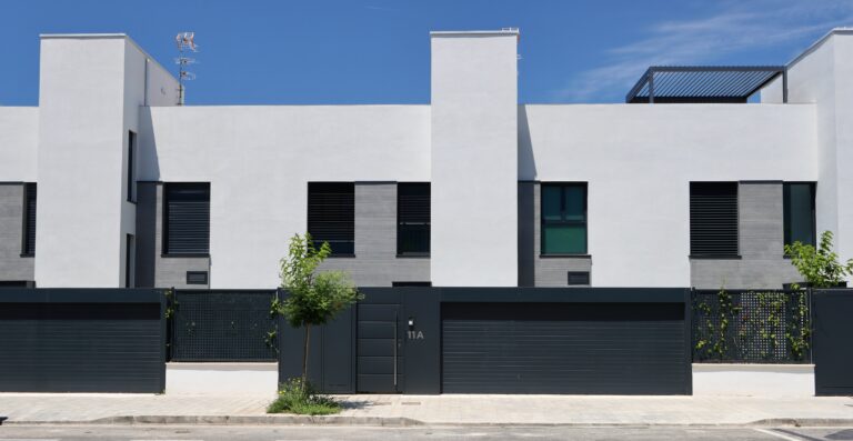 Fachada principal de varias viviendas de la promocion Maremma de AEDAS Homes en Palma de Mallorca