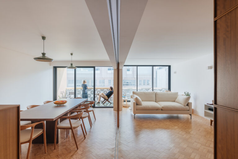 Noticias 11 Volume Architecture Lisbon Studio rehabilita Casa Fronteira, un dúplex modernista en Lisboa