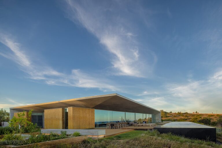 Noticias 11 Casa Libre, por Mário Martins Atelier: Una Casa Definida por la Ligereza, Transparencia y Conexión con el Paisaje