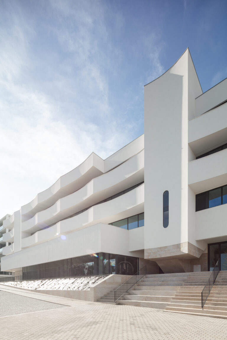 Noticias 21 Aurora 10: Tiago do Vale Arquitectos redefine la vivienda colectiva en el contexto suburbano