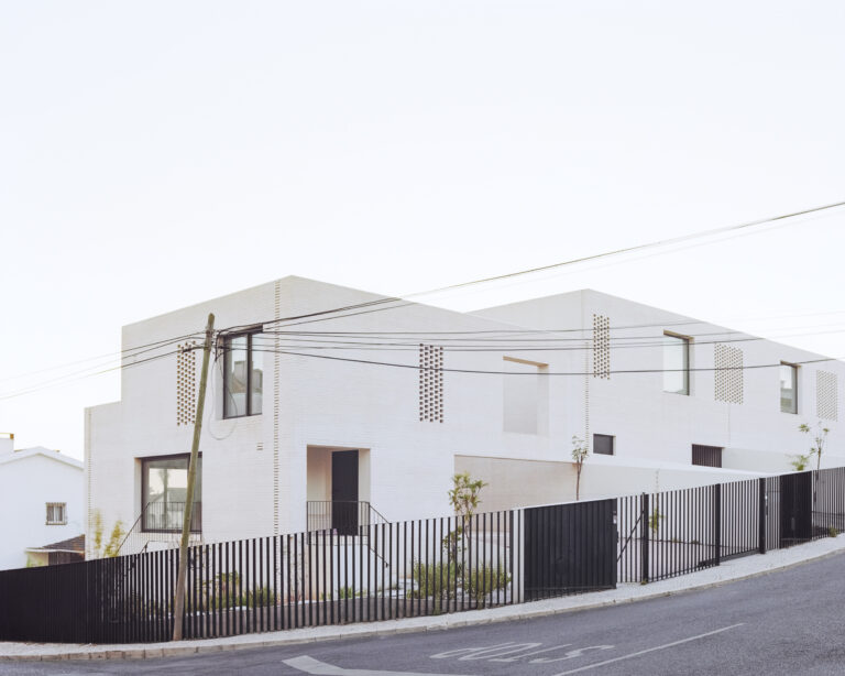 Noticias 10 001 EXTRASTUDIO PAREDE TOWNHOUSES